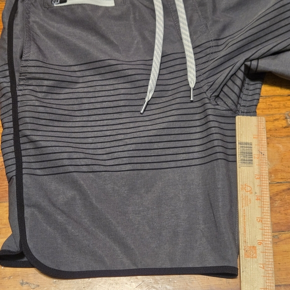 Vuori Banks Shorts Men's Small Gray W/ Black Stripes Swim Shorts (W28/29) - Picture 3 of 11